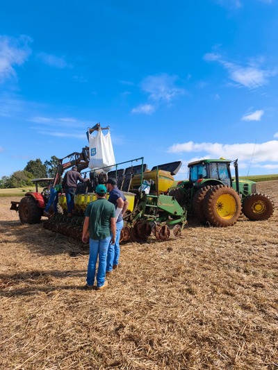 Coprossel realiza plantio de campo demonstrativo de milho verão em Porto Barreiro